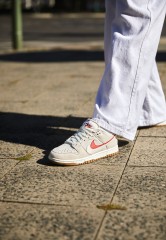 Nike Sportswear W DUNK SE Sneaker low summit white/phantom/cinnabar/off noir/yellow ochre/sail W DUNK SE Низкие кроссовки женские Summit White/Phantom/Cinnabar/off Noir/желтая охра/парус
