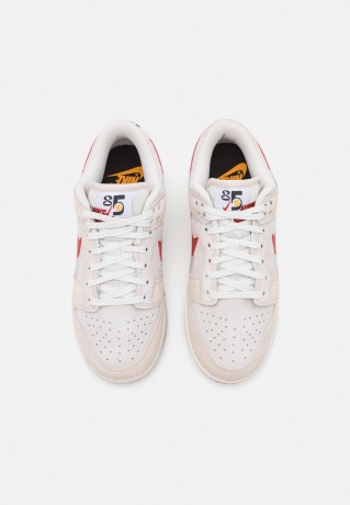 Nike Sportswear W DUNK SE Sneaker low summit white/phantom/cinnabar/off noir/yellow ochre/sail W DUNK SE Низкие кроссовки женские Summit White/Phantom/Cinnabar/off Noir/желтая охра/парус