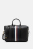 Tommy Hilfiger PREMIUM DUFFLE UNISEX Holdall black СУМКА PREMIUM DUFFLE UNISEX дорожная сумка черный