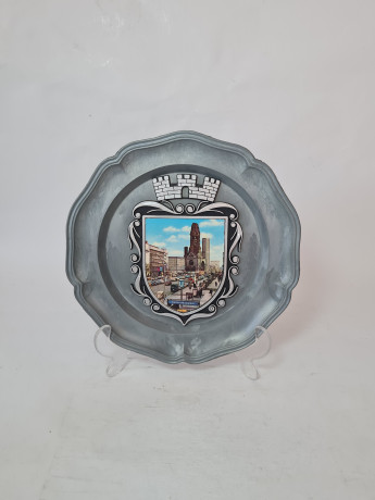 Тарелка декоративная керамическая с металлическим гербом PZ, 22,5 x 2 см, Германия, 1960-70гг.