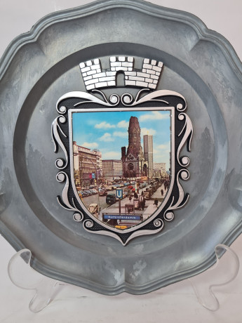 Тарелка декоративная керамическая с металлическим гербом PZ, 22,5 x 2 см, Германия, 1960-70гг.