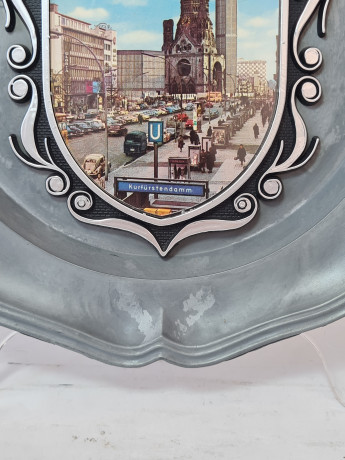 Тарелка декоративная керамическая с металлическим гербом PZ, 22,5 x 2 см, Германия, 1960-70гг.