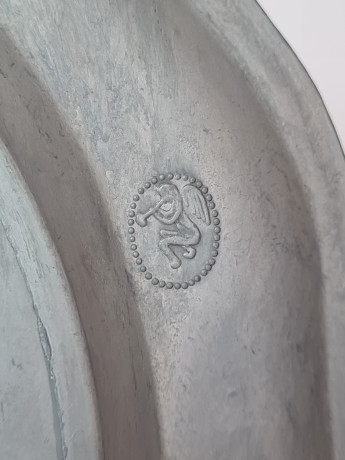 Тарелка декоративная керамическая с металлическим гербом PZ, 22,5 x 2 см, Германия, 1960-70гг.