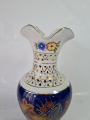 Ваза винтажная Linea Regal by Zago Adriano SPA, темно-сине-белая керамика с цветочным орнаментом и фактурным узором, 19 x 9 см, Германия, 1960-70гг.