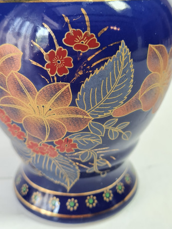 Ваза винтажная Linea Regal by Zago Adriano SPA, темно-сине-белая керамика с цветочным орнаментом и фактурным узором, 19 x 9 см, Германия, 1960-70гг.