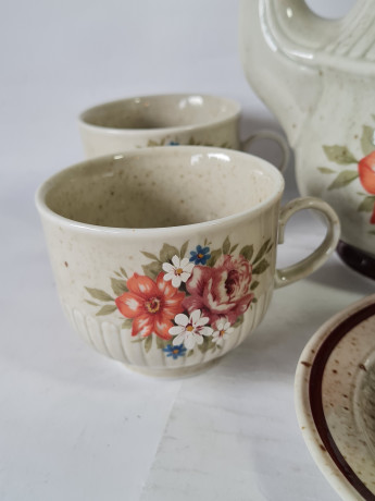 Набор чайный винтажный Winterling Marktleuthen Bavaria  в бежевых тонах с крапинками и яркими цветами: чайник, чашки и блюдца, керамика, Германия, 1960-70гг.