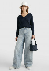 Tommy Hilfiger FLAG V-NECK Jumper desert sky ФЛАГ V-ОБРАЗНЫЙ ВЫРЕЗ джемперы небо пустыни