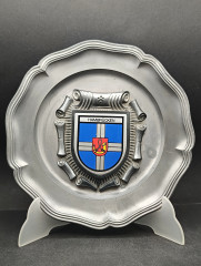 Тарелка декоративная винтажная &quot;Герб общины Хамбрюккен&quot; / Серия &quot;Геральдика&quot;, яркий декор, олово (95%), 23 см, Германия, 1970-80гг.