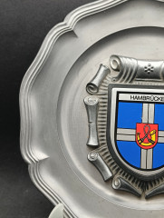 Тарелка декоративная винтажная &quot;Герб общины Хамбрюккен&quot; / Серия &quot;Геральдика&quot;, яркий декор, олово (95%), 23 см, Германия, 1970-80гг.