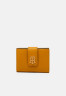 Tommy Hilfiger OUTLINE FLAP Wallet crest gold-coloured OUTLINE FLAP Бумажник гребень золотистого цвета