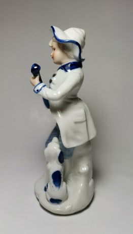 German Porcelain, Коллекционная фарфоровая статуэтка рококо с позолотой "Музыкант с собакой" 20см, 1960-1970гг.