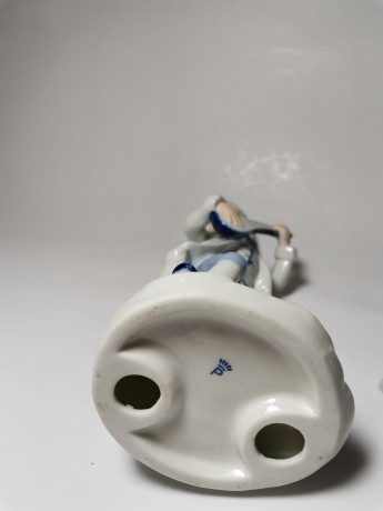 German Porcelain, Коллекционная фарфоровая статуэтка рококо с позолотой "Музыкант с собакой" 20см, 1960-1970гг.