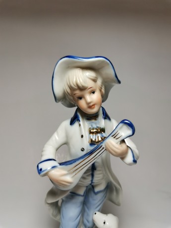 German Porcelain, Коллекционная фарфоровая статуэтка рококо с позолотой "Музыкант с собакой" 20см, 1960-1970гг.