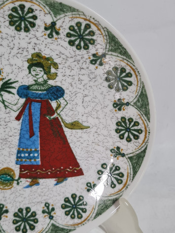 Тарелка декоративная винтажная Kurt Hammer с изображением девушки и растительным орнаментом, фарфор, 19.5 см, Германия, 1970-80гг.