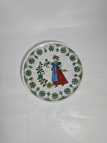 Тарелка декоративная винтажная Kurt Hammer с изображением девушки и растительным орнаментом, фарфор, 19.5 см, Германия, 1970-80гг.