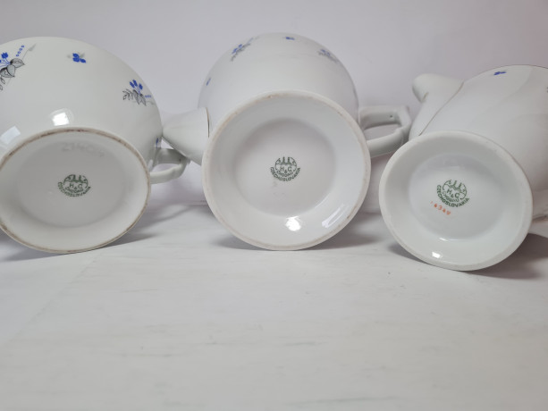 H&C Chodau Czechoslovakia Набор  чайник, молочник, сахарница из белого фарфора с голубыми цветочками и серыми листьями с золотым ободком, Чехословакия, 1960-70гг.