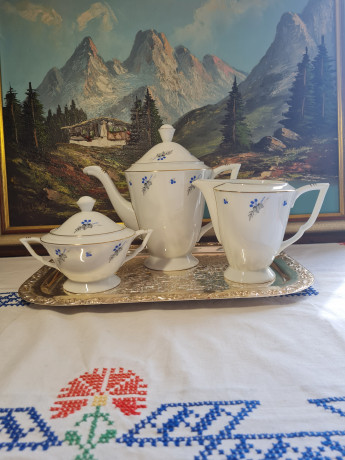 H&C Chodau Czechoslovakia Набор  чайник, молочник, сахарница из белого фарфора с голубыми цветочками и серыми листьями с золотым ободком, Чехословакия, 1960-70гг.
