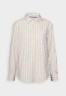 Tommy Hilfiger BANKER STP RELAXED Button-down blouse optic white/sandalwood BANKER STP RELAXED Блузка на пуговицах оптический белый/сандаловое дерево