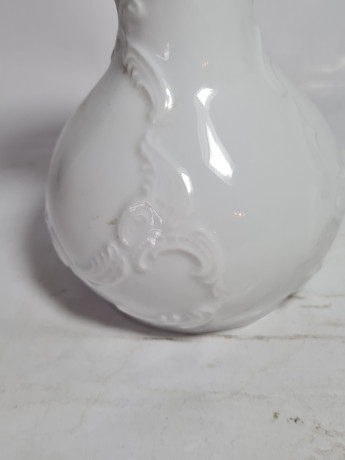 Ваза винтажная Royal KPM Bavaria с объемным декором, белый фарфор, 12,5 x 9,5 см, Германия, 1960-70гг.