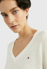 Tommy Hilfiger FLAG V-NECK Jumper weathered white ФЛАГ V-ОБРАЗНЫЙ ВЫРЕЗ джемперы выветрившийся белый