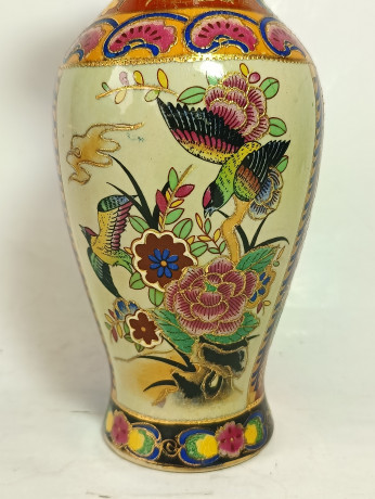 Ваза винтажная в традиционном китайском стиле, с изображением птиц и цветов, средний размер, в ярких тонах, 21 см, фарфор, Китай, 1960-70гг.