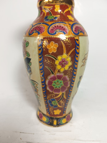 Ваза винтажная в традиционном китайском стиле, с изображением птиц и цветов, средний размер, в ярких тонах, 21 см, фарфор, Китай, 1960-70гг.