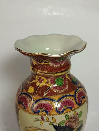 Ваза винтажная в традиционном китайском стиле, с изображением птиц и цветов, средний размер, в ярких тонах, 21 см, фарфор, Китай, 1960-70гг.