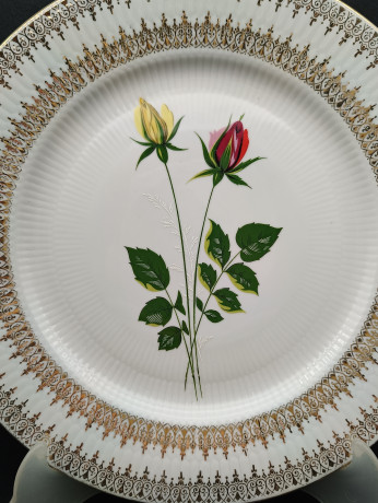 Тарелка винтажная Bavaria "Два бутона роз", фарфор, 25.5 см, Германия, 1970-80гг.