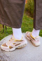 Nike Sportswear W ZOOM AIR FIRE Sneaker low light orewood brown/pink oxford/sesame/archaeo brown/solar flare/canyon rust W ZOOM AIR FIRE кроссовки женские низкие светлый коричневый цвет рудного дерева / розовый оксфорд / кунжут / архео-коричневый / солнеч