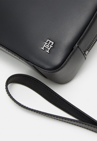 Tommy Hilfiger MODERN LEA WASHBAG UNISEX Wash bag black MODERN LEA WASHBAG UNISEX Сумка для стирки черный