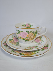 Im Stil von Retsch Wunsiedel Bavaria Фарфоровое чайное трио &quot;Розы&quot; в желто-розовых тонах, Германия, 1960-70гг.