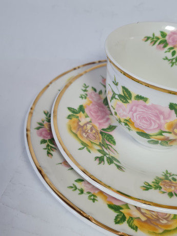 Im Stil von Retsch Wunsiedel Bavaria Фарфоровое чайное трио "Розы" в желто-розовых тонах, Германия, 1960-70гг.