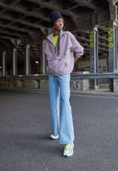 Nike Sportswear W AIR MAX BLISS NN Sneaker low volt/black metallic/silver summit/white cobblestone W AIR MAX BLISS NN Низкие кроссовки женские вольт/черный металлик/серебряная вершина/белый булыжник