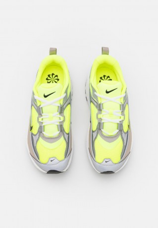 Nike Sportswear W AIR MAX BLISS NN Sneaker low volt/black metallic/silver summit/white cobblestone W AIR MAX BLISS NN Низкие кроссовки женские вольт/черный металлик/серебряная вершина/белый булыжник
