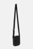 Tommy Hilfiger CENTRAL REPORTER UNISEX Across body bag black CENTRAL REPORTER UNISEX Сумка через плечо черный