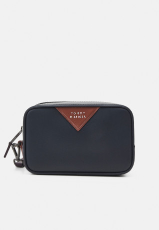 Tommy Hilfiger MODERN WASHBAG UNISEX Wash bag colour block MODERN WASHBAG UNISEX Мешок для стирки цветные блоки