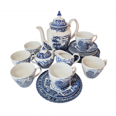 Чайный сервиз винтажный Ironstone England на 6 персон, белый фарфор с синим рисунком и цветочным орнаментом "Старинные загородные замки", Англия, 1960-70гг.