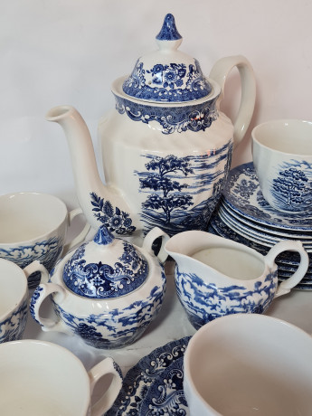 Чайный сервиз винтажный Ironstone England на 6 персон, белый фарфор с синим рисунком и цветочным орнаментом "Старинные загородные замки", Англия, 1960-70гг.