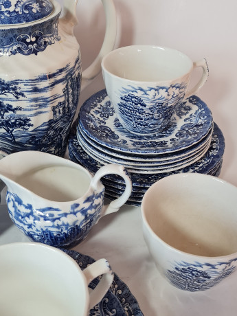 Чайный сервиз винтажный Ironstone England на 6 персон, белый фарфор с синим рисунком и цветочным орнаментом "Старинные загородные замки", Англия, 1960-70гг.