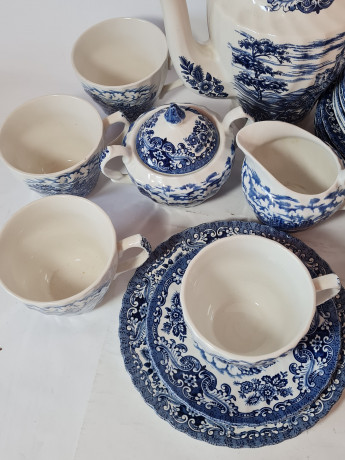 Чайный сервиз винтажный Ironstone England на 6 персон, белый фарфор с синим рисунком и цветочным орнаментом "Старинные загородные замки", Англия, 1960-70гг.