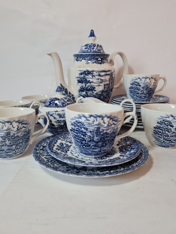 Чайный сервиз винтажный Ironstone England на 6 персон, белый фарфор с синим рисунком и цветочным орнаментом "Старинные загородные замки", Англия, 1960-70гг.