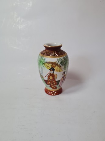 Винтажная японская фарфоровая ваза ручной работы "В японском саду", 12см х 7см, Япония, 1950-60гг. 