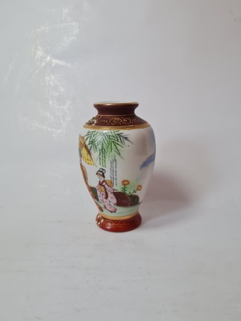 Винтажная японская фарфоровая ваза ручной работы "В японском саду", 12см х 7см, Япония, 1950-60гг. 