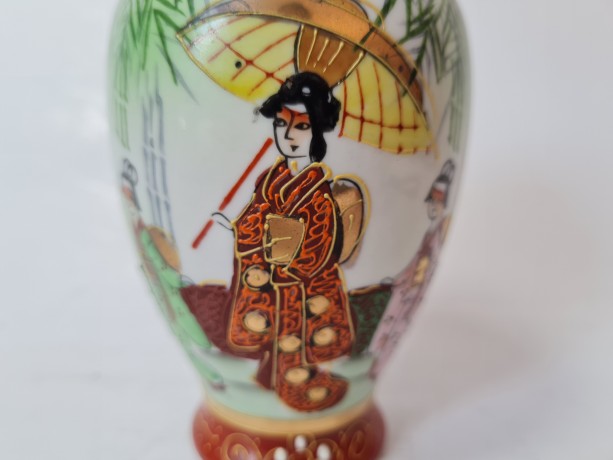 Винтажная японская фарфоровая ваза ручной работы "В японском саду", 12см х 7см, Япония, 1950-60гг. 