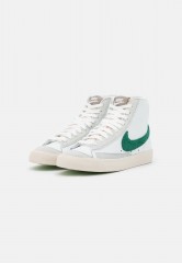 Nike Sportswear W BLAZER MID 77 Sneaker high summit white/gorge green/light silver/honeydew/moon fossil/light orewood brown W BLAZER MID 77 Высокие кроссовки женские вершина белый/зеленое ущелье/светло-серебристый/медвяная роса/лунная ископаемая/светло-ко