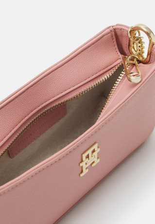 Tommy Hilfiger TIMELESS CHAIN CROSSOVER Across body bag soothing pink TIMELESS CHAIN ??CROSSOVER Сумка через плечо успокаивающий розовый