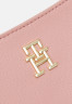 Tommy Hilfiger TIMELESS CHAIN CROSSOVER Across body bag soothing pink TIMELESS CHAIN ??CROSSOVER Сумка через плечо успокаивающий розовый