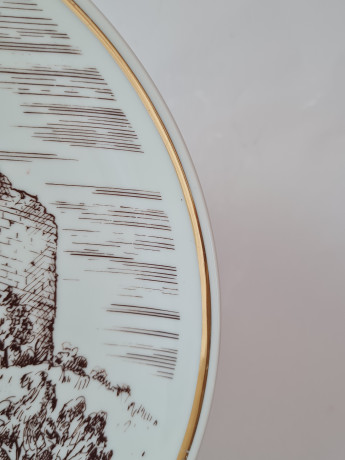 Декоративная тарелка винтажная Wundsiedel Bavaria, белый фарфор с изображением г. Тирштайна  в коричневых тонах, 25 x 3,5, Германия, 1960-70гг.