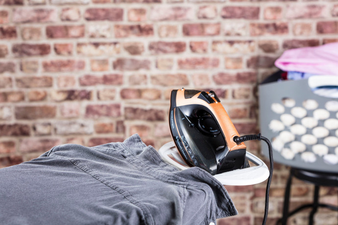 RUSSELL HOBBS RUSSELL HOBBS Dampfbugeleisen Copper Express 23975-56, 2600 W  RUSSELL HOBBS Паровой утюг Copper Express 23975-56, 2600 Вт