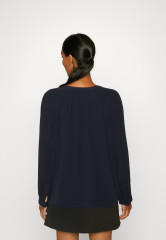 Tommy Hilfiger SOLID RAGLAN BLOUSE Long sleeved top desert sky БЛУЗКА ИЗ ОДНОГО РЕГЛАНА Топ с длинными рукавами небо пустыни